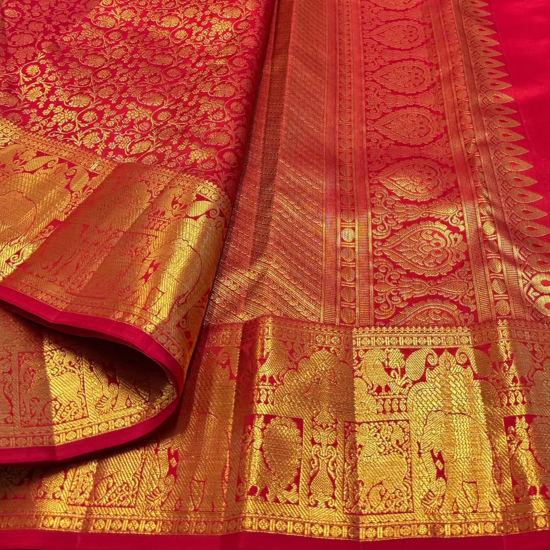 Enamoring Red Soft Banarasi Silk Saree With Arresting Blouse Piece