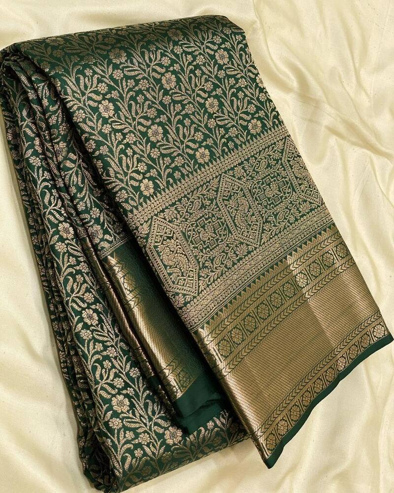 Enticing Dark Green Soft Banarasi Silk Saree With Resplendent Blouse Piece