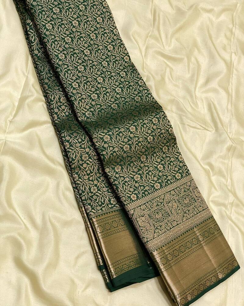 Enticing Dark Green Soft Banarasi Silk Saree With Resplendent Blouse Piece