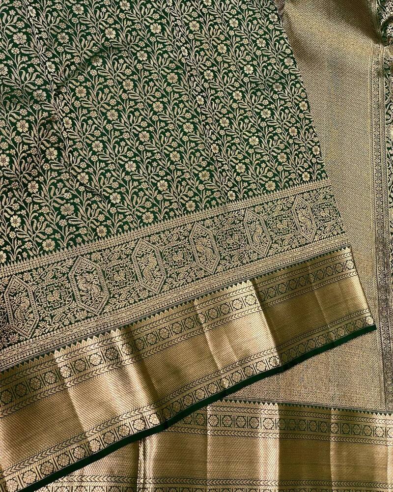 Enticing Dark Green Soft Banarasi Silk Saree With Resplendent Blouse Piece