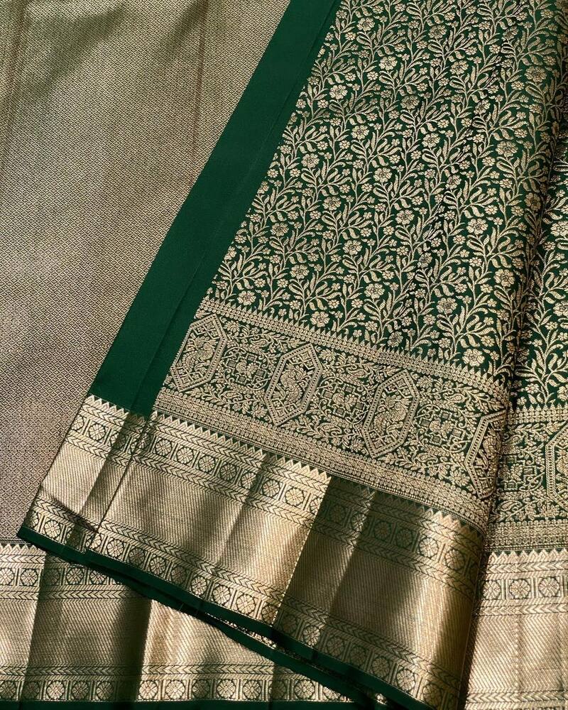 Enticing Dark Green Soft Banarasi Silk Saree With Resplendent Blouse Piece