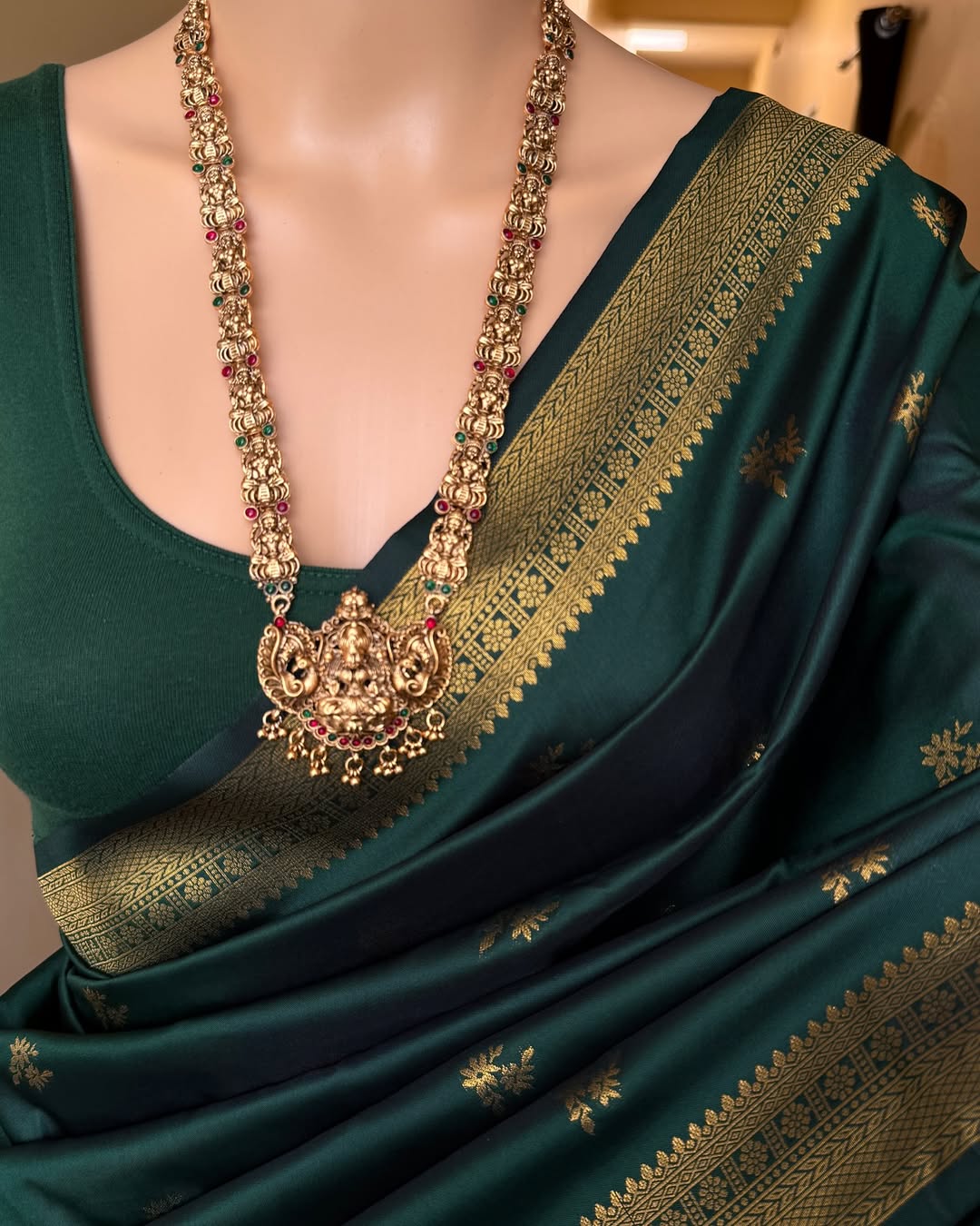 Stunning Dark Green Soft Banarasi Silk Saree With Mesmeric Blouse Piece