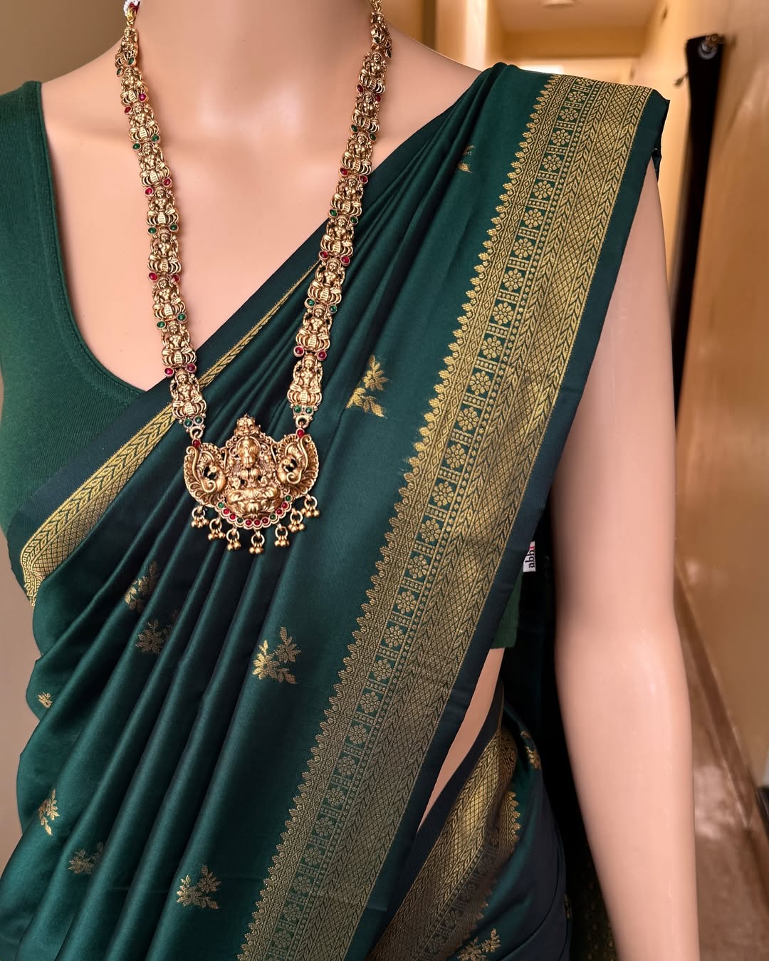 Stunning Dark Green Soft Banarasi Silk Saree With Mesmeric Blouse Piece