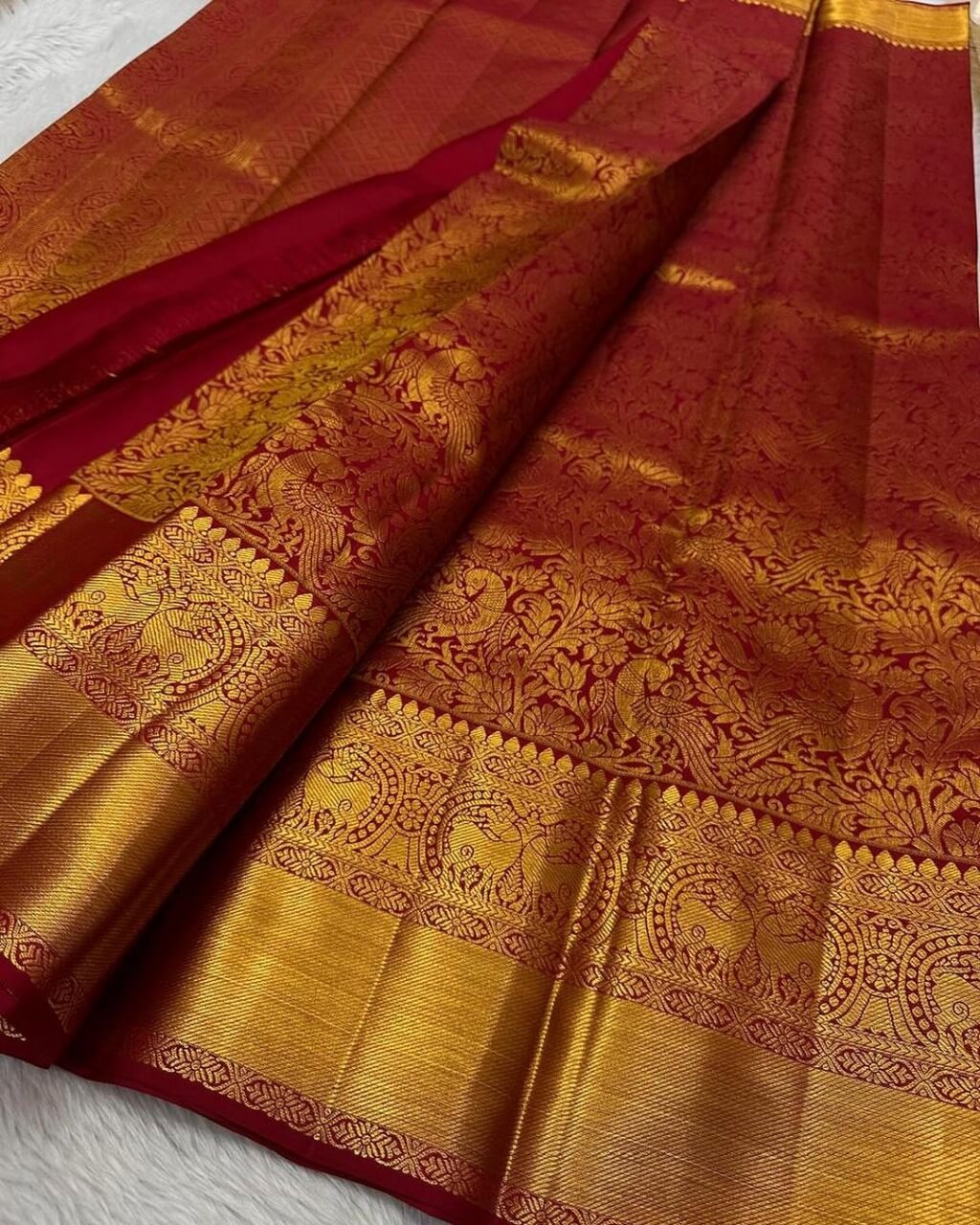 Magnetic Red Soft Banarasi Silk Saree With Fancifull Blouse Piece