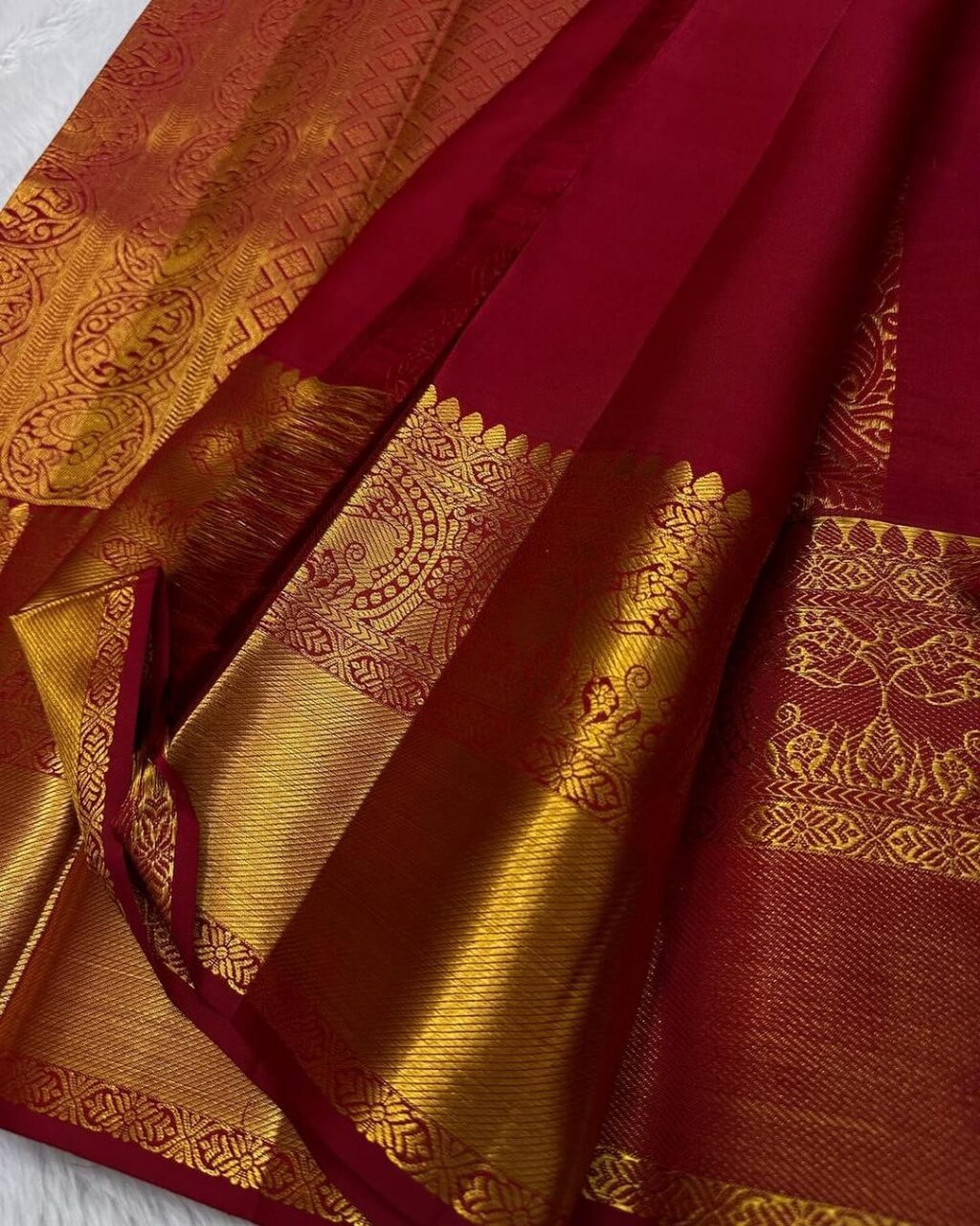 Magnetic Red Soft Banarasi Silk Saree With Fancifull Blouse Piece