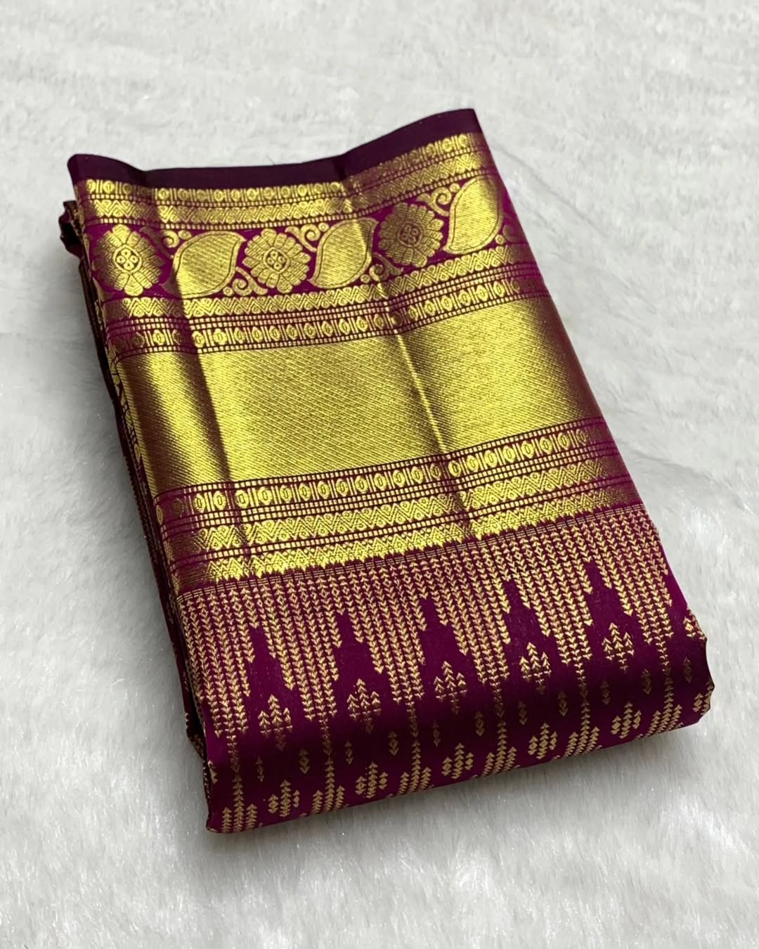 Deserving Pruple Soft Banarasi Silk Saree With Surreptitious Blouse Piece