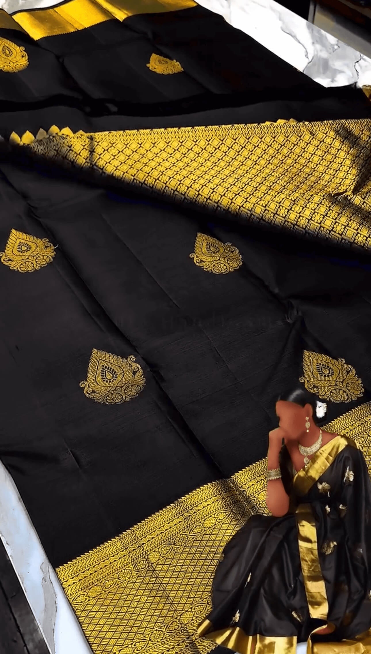 Luxuriant Black Soft Banarasi Silk Saree With Demanding Blouse Piece