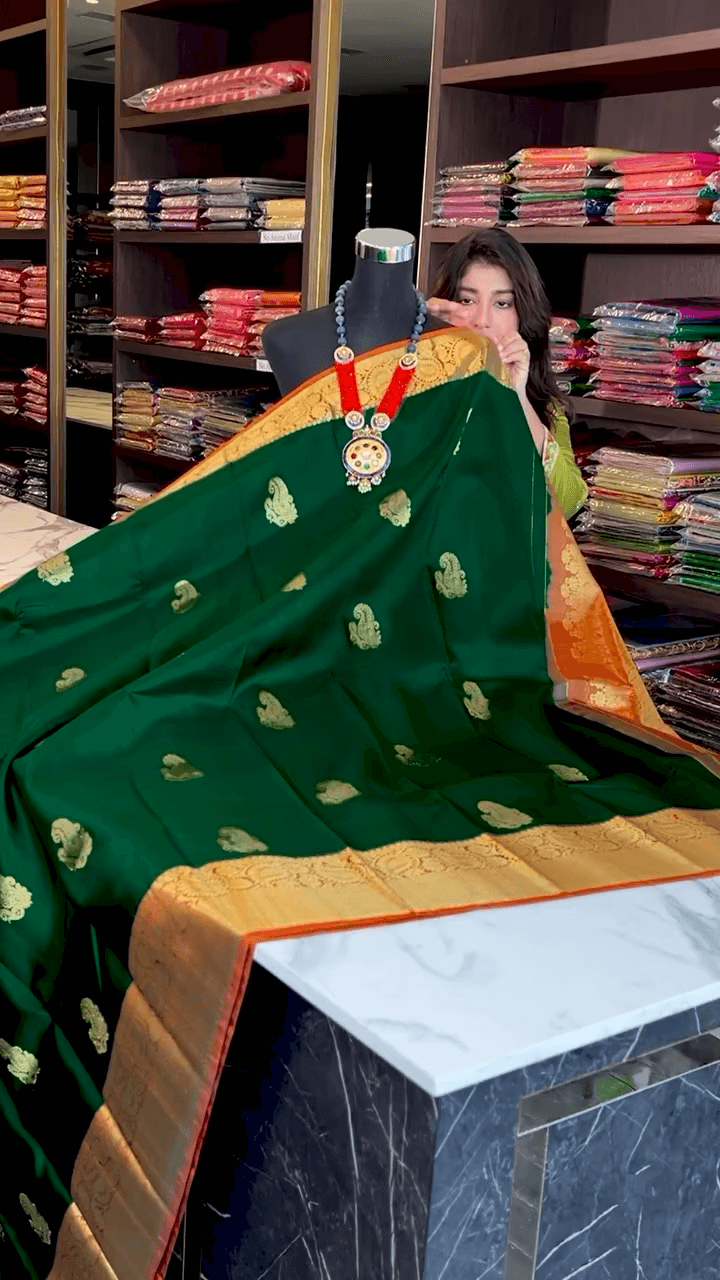 Majesty Dark Green Soft Banarasi Silk Saree With Mesmeric Blouse Piece