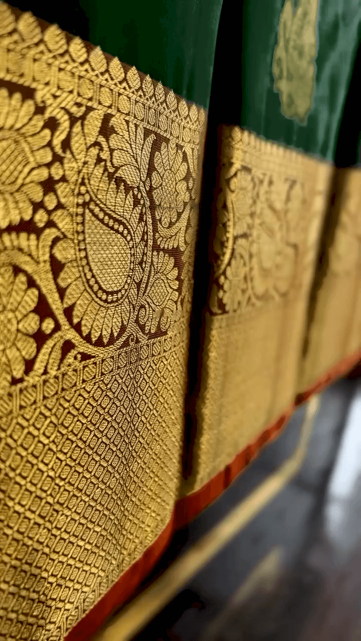 Majesty Dark Green Soft Banarasi Silk Saree With Mesmeric Blouse Piece