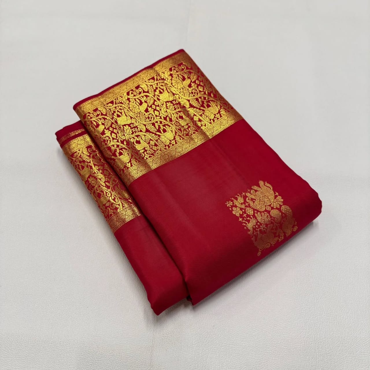 Stylish Red Soft Banarasi Silk Saree With Staring Blouse Piece