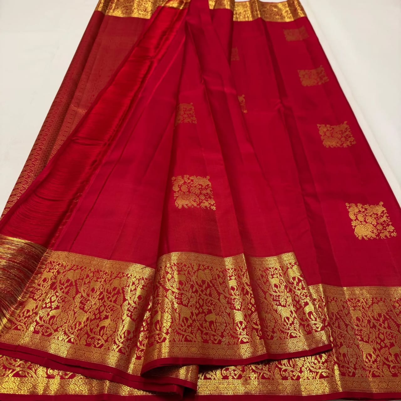 Stylish Red Soft Banarasi Silk Saree With Staring Blouse Piece