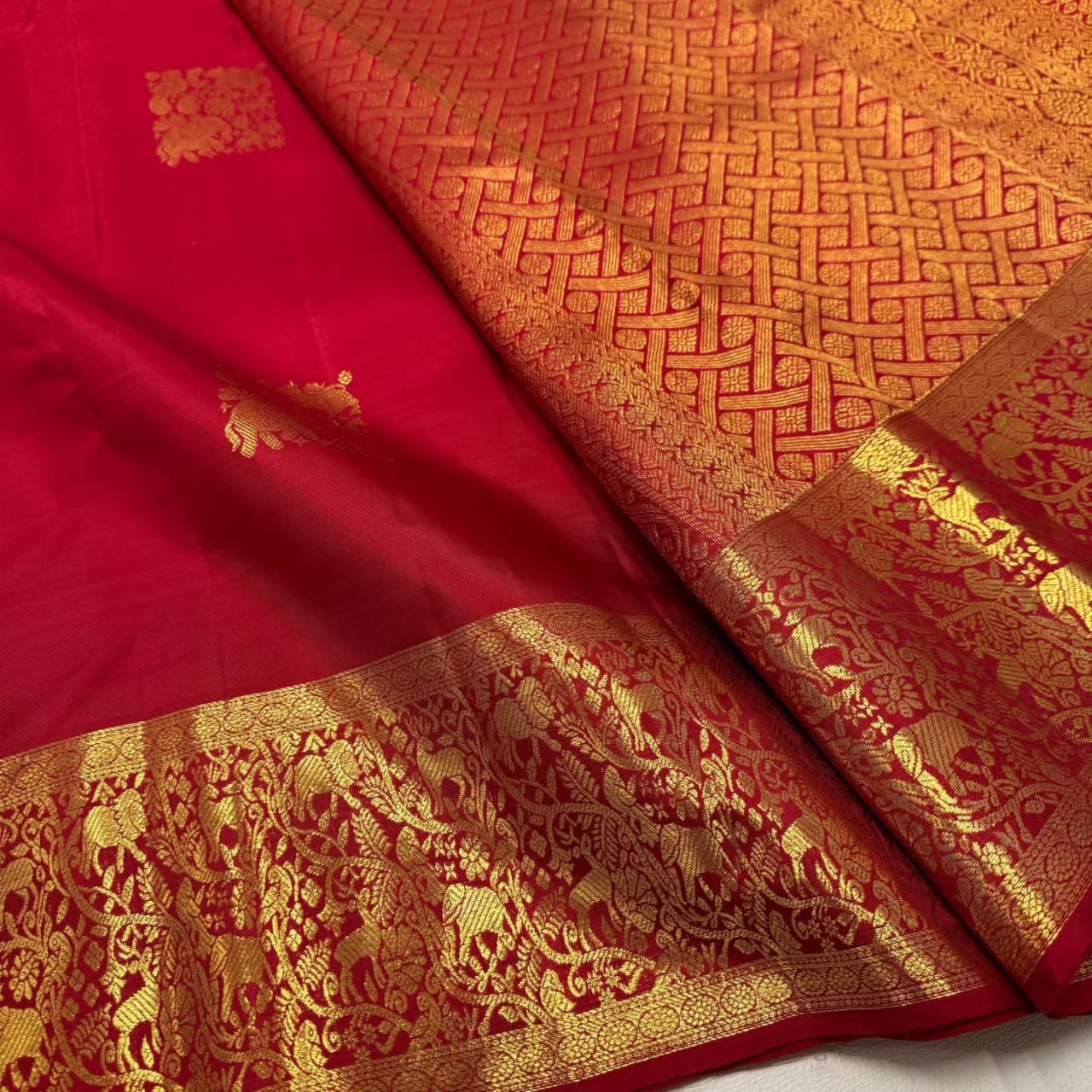 Stylish Red Soft Banarasi Silk Saree With Staring Blouse Piece