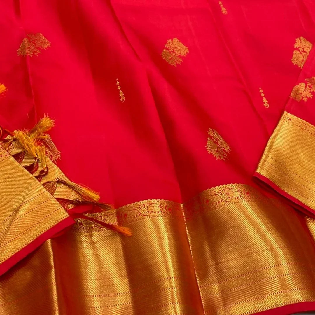Gleaming Red Soft Banarasi Silk Saree With Exuberant Blouse Piece