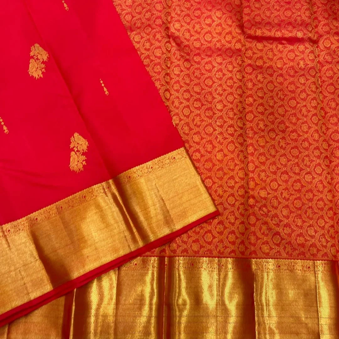 Gleaming Red Soft Banarasi Silk Saree With Exuberant Blouse Piece