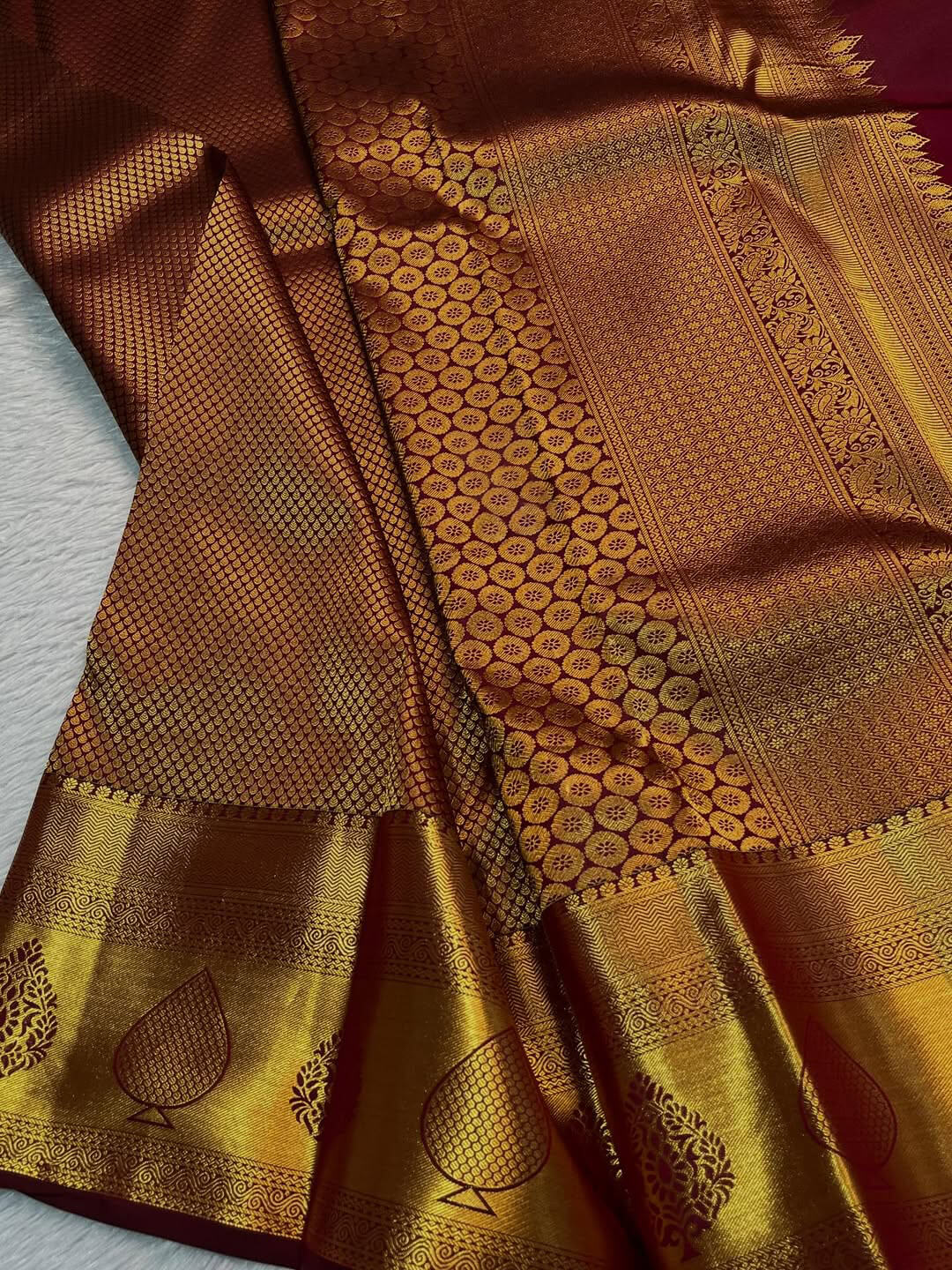 Dulcet Wine Soft Banarasi Silk Saree With Entrancing Blouse Piece