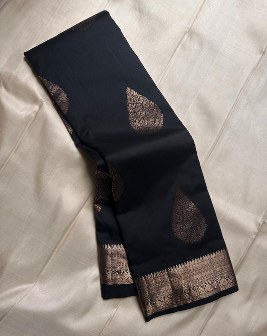 Entrancing Black Pure Zari Weaving Banarasi Silk Saree With Eye-catching Blouse Piece