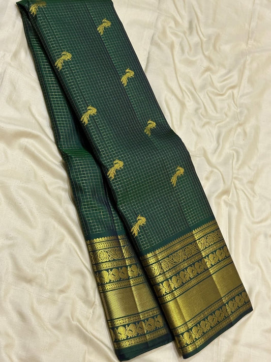 Aplomb Dark Green Pure Zari Weaving Banarasi Silk Saree With Ebullience Blouse Piece