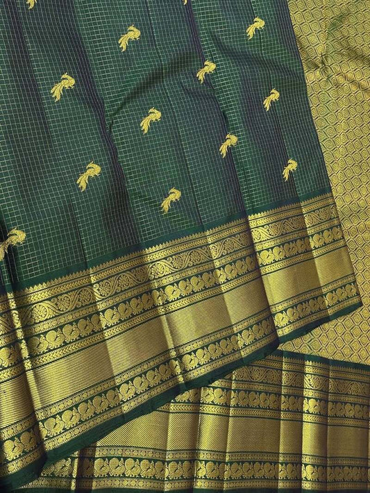 Aplomb Dark Green Pure Zari Weaving Banarasi Silk Saree With Ebullience Blouse Piece