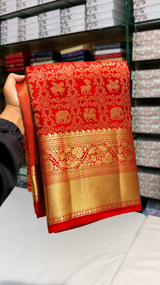Mesmeric Red Pure Banarasi Silk Saree With Ornate Blouse Piece