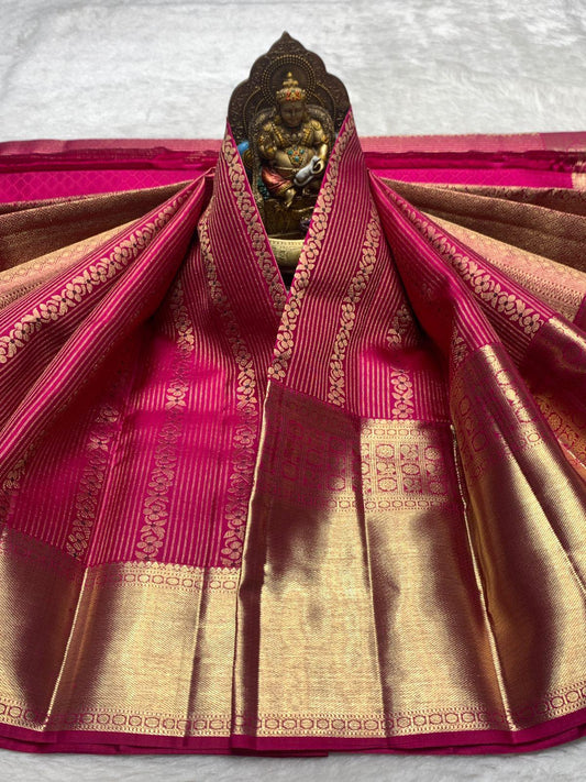 Hypnotic Dark Pink Pure Banarasi Silk Saree With Majesty Blouse Piece