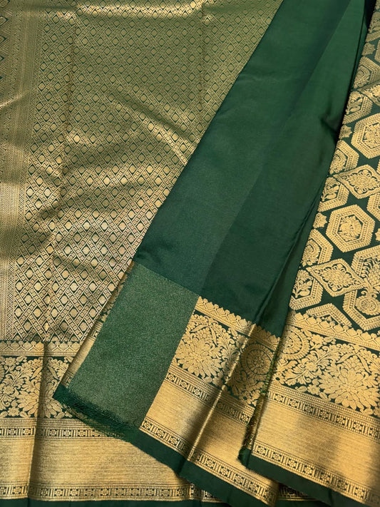 Luxuriant Dark Green Pure Banarasi Silk Saree With Tantalizing Blouse Piece