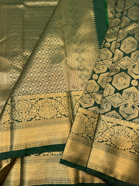 Luxuriant Dark Green Pure Banarasi Silk Saree With Tantalizing Blouse Piece