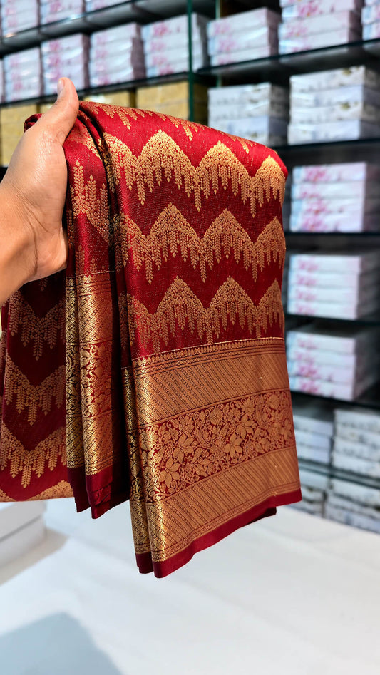 Fragrant Red Pure Banarasi Silk Saree With Enamoring Blouse Piece