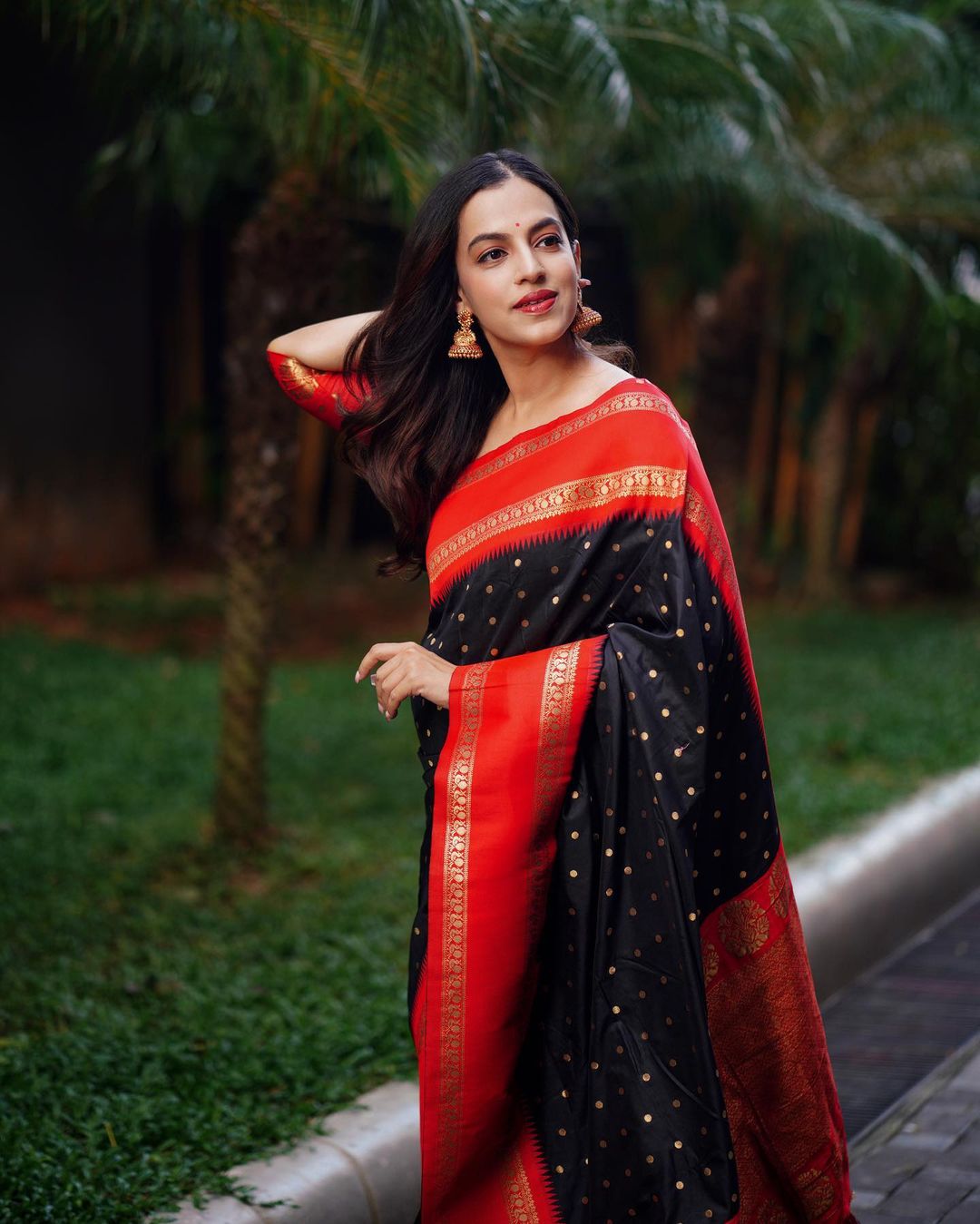 Assemblage Extravagant Black Soft Silk Saree With Delightful Blouse Piece