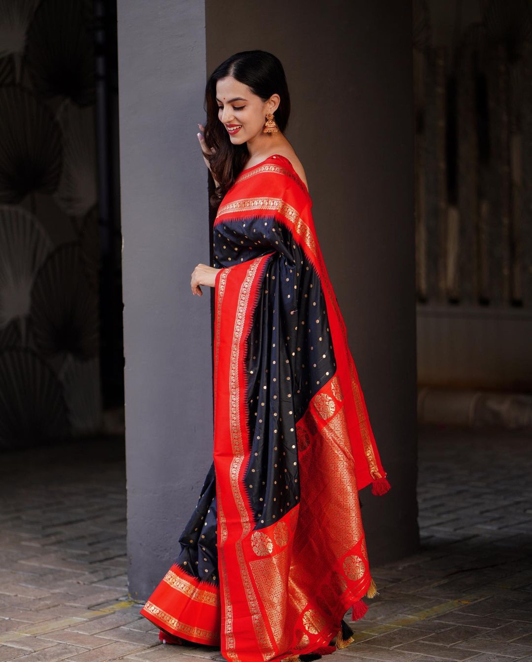 Assemblage Extravagant Black Soft Silk Saree With Delightful Blouse Piece