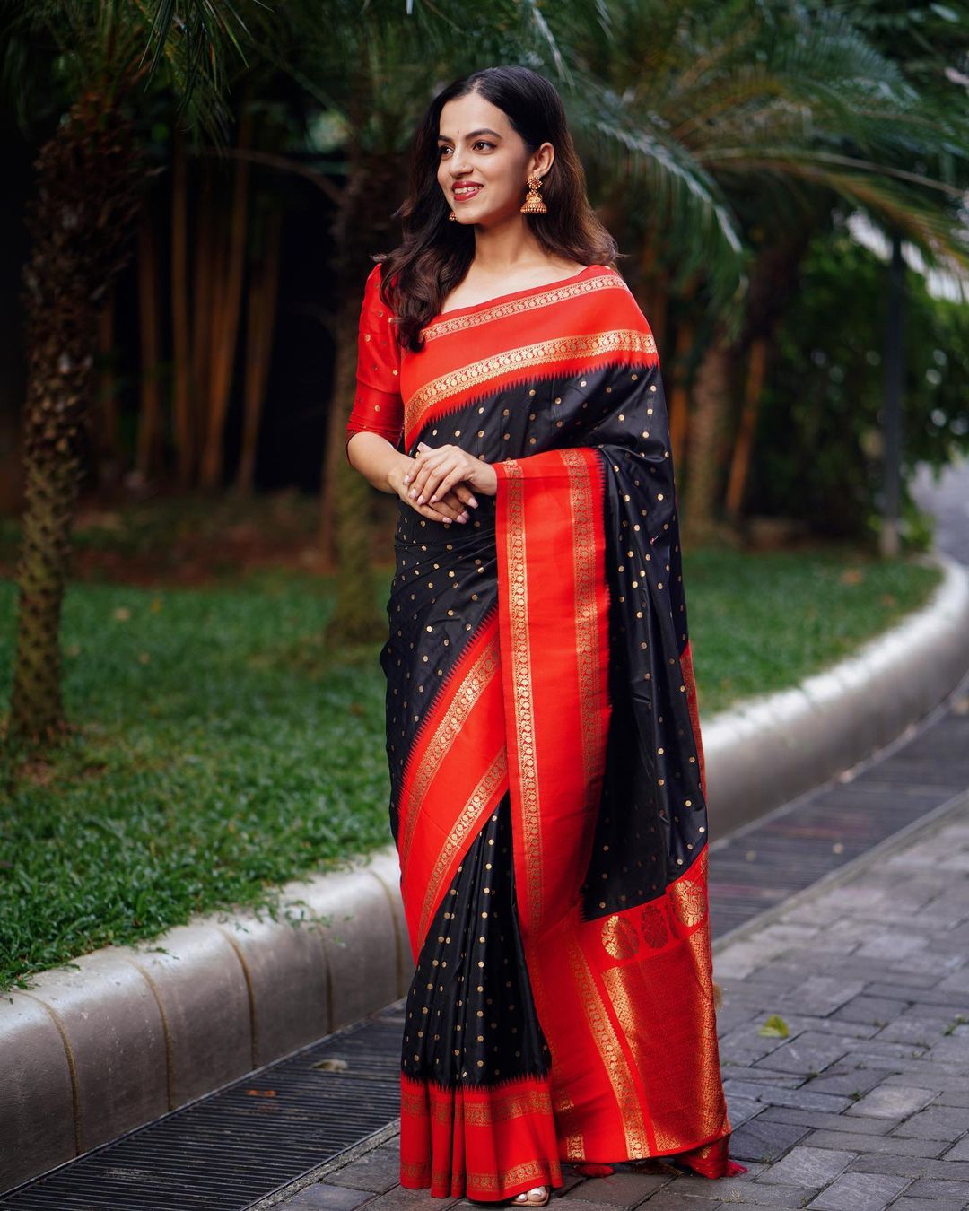 Assemblage Extravagant Black Soft Silk Saree With Delightful Blouse Piece