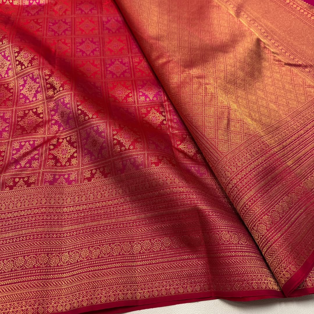 Surpassing Dark Pink Soft Banarasi Silk Saree With Eclat Blouse Piece