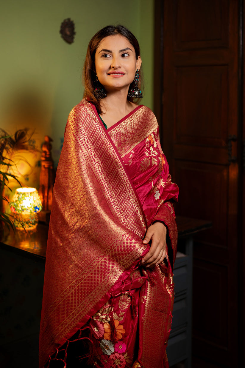 Snazzy Red Soft Banarasi Silk Saree With Tempting Blouse Piece