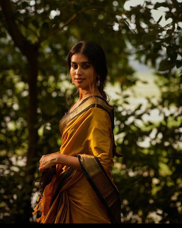 Elegant Yellow Soft Banarasi Silk Saree With Staring Blouse Piece