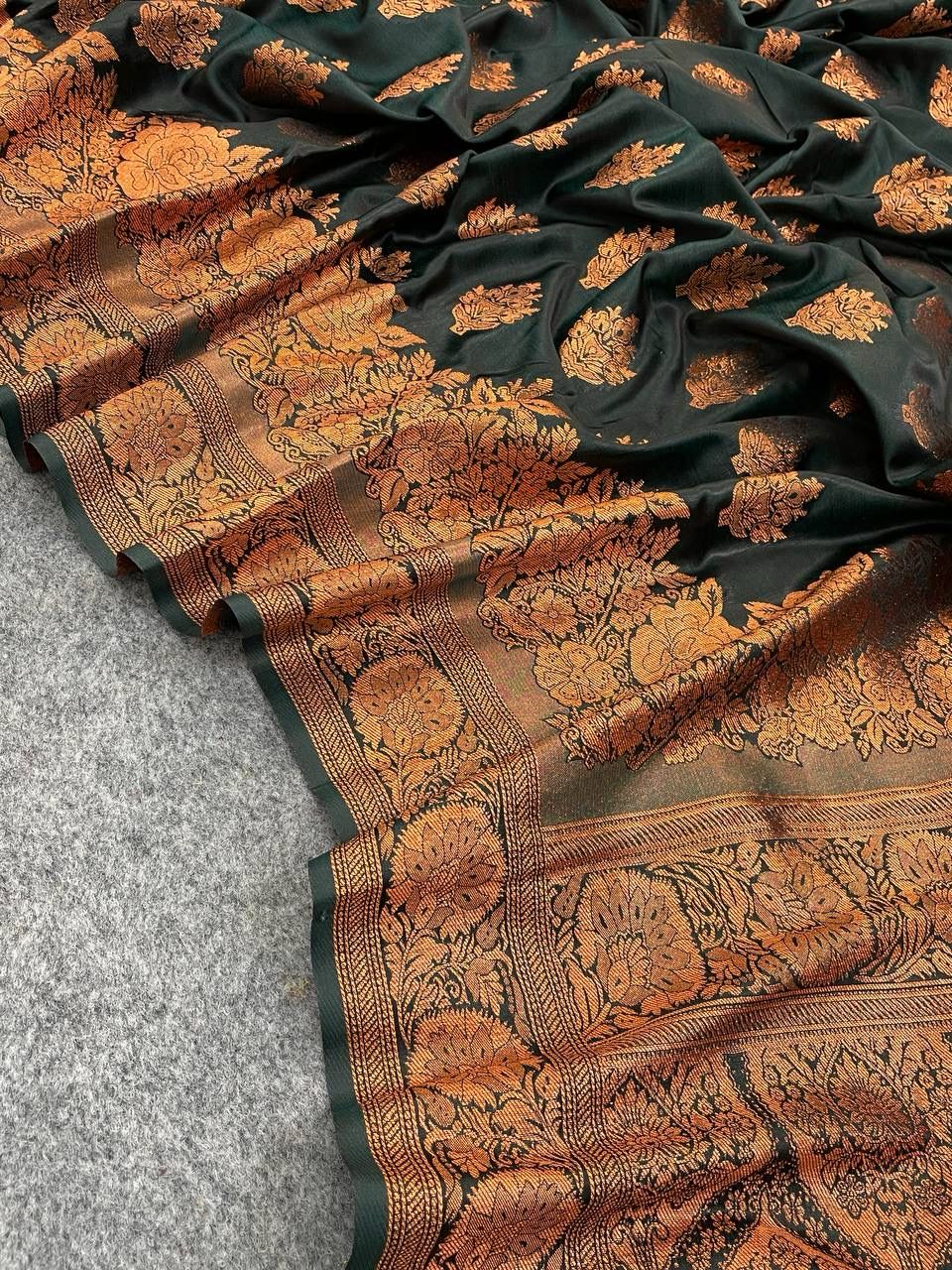 Gratifying Dark Green Soft Banarasi Silk Saree With Lissome Blouse Piece