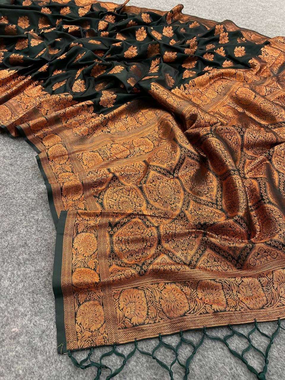 Gratifying Dark Green Soft Banarasi Silk Saree With Lissome Blouse Piece