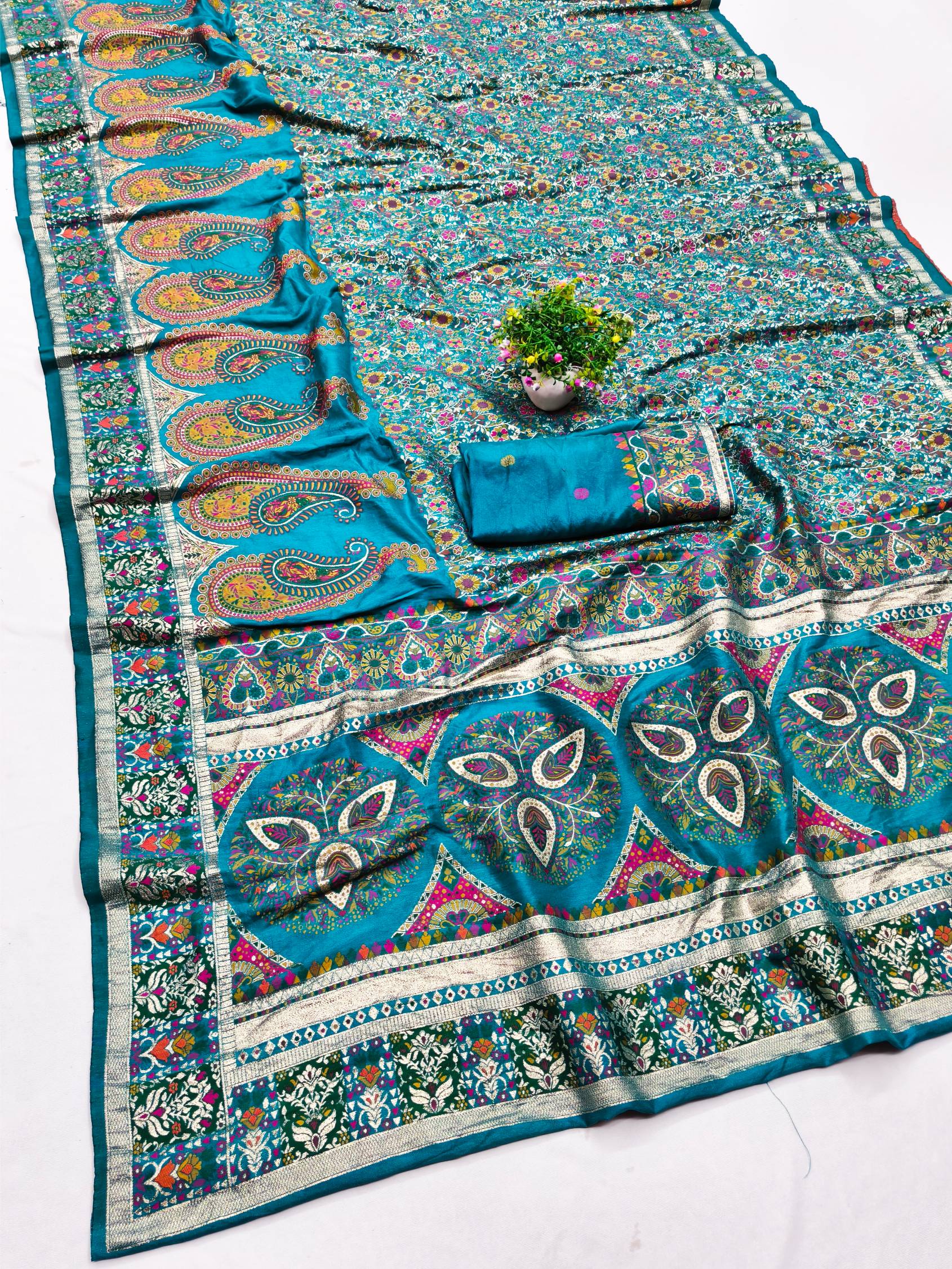 Enthralling Rama Nylon Dola Pashmina Saree With Gleaming Blouse Piece