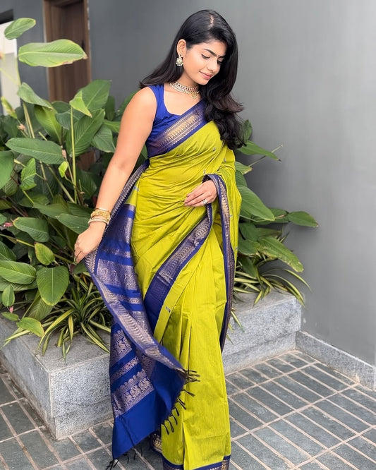 Incomparable Parrot Soft Silk Saree With Vivacious Blouse Piece