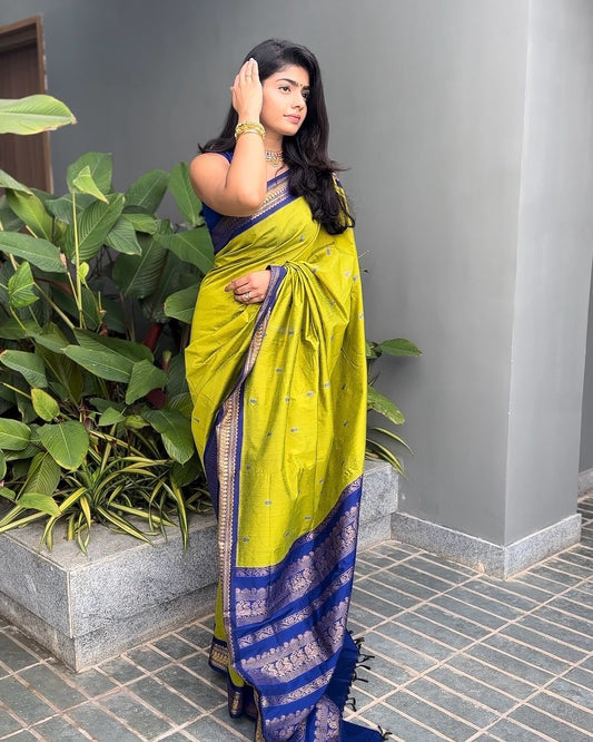 Incomparable Parrot Soft Silk Saree With Vivacious Blouse Piece