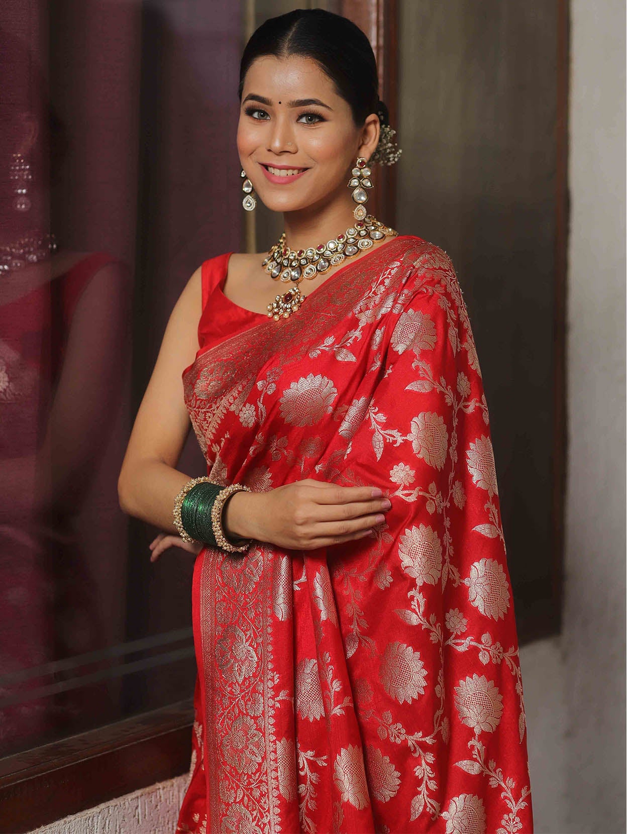 Desuetude Red Soft Silk Saree With Traditional Blouse Piece