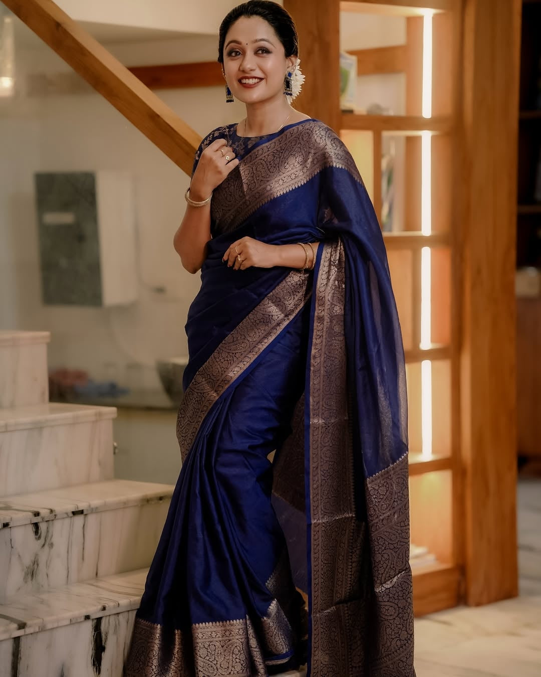 Ineffable Navy Blue Soft Silk Saree With Beguiling Blouse Piece