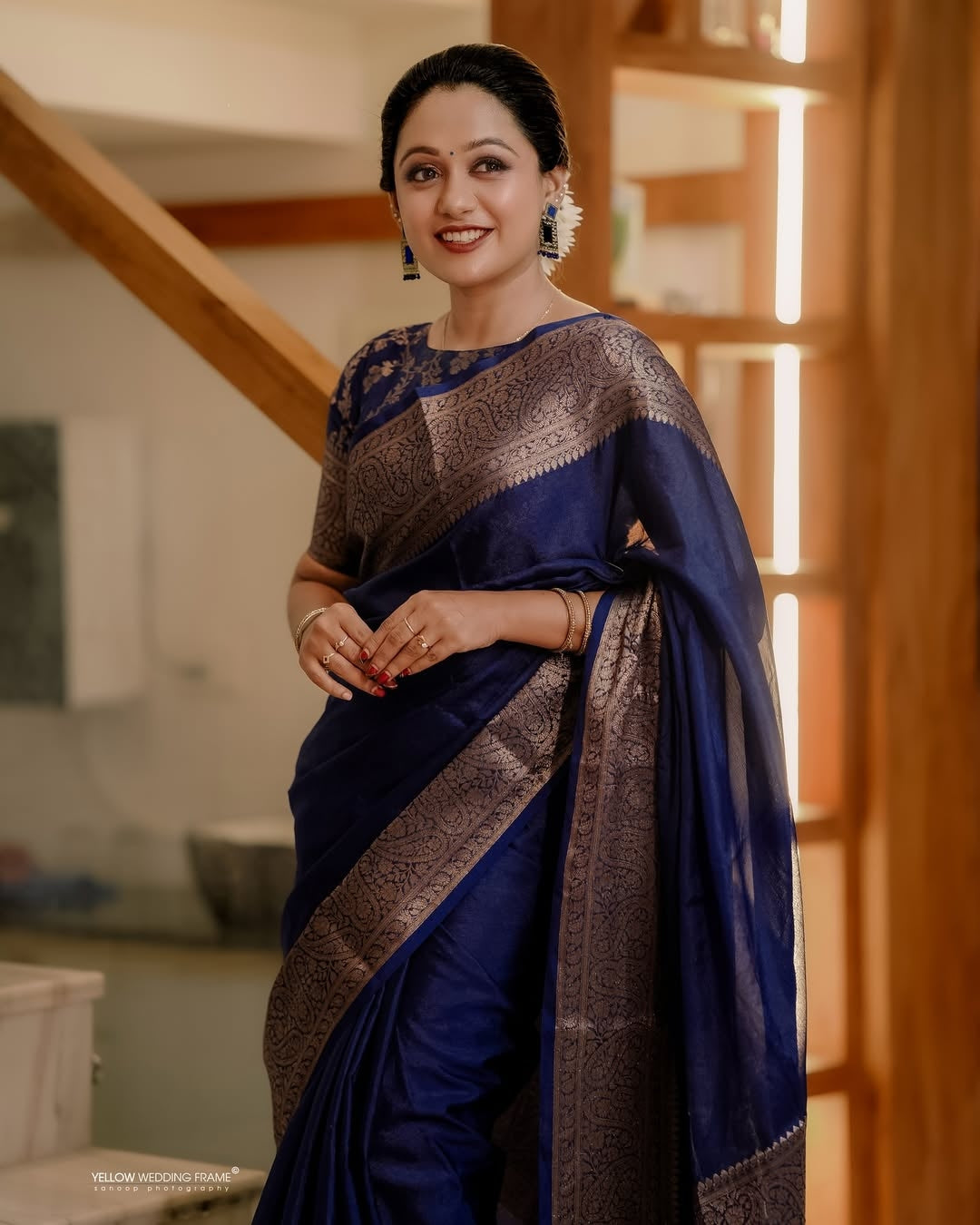 Ineffable Navy Blue Soft Silk Saree With Beguiling Blouse Piece