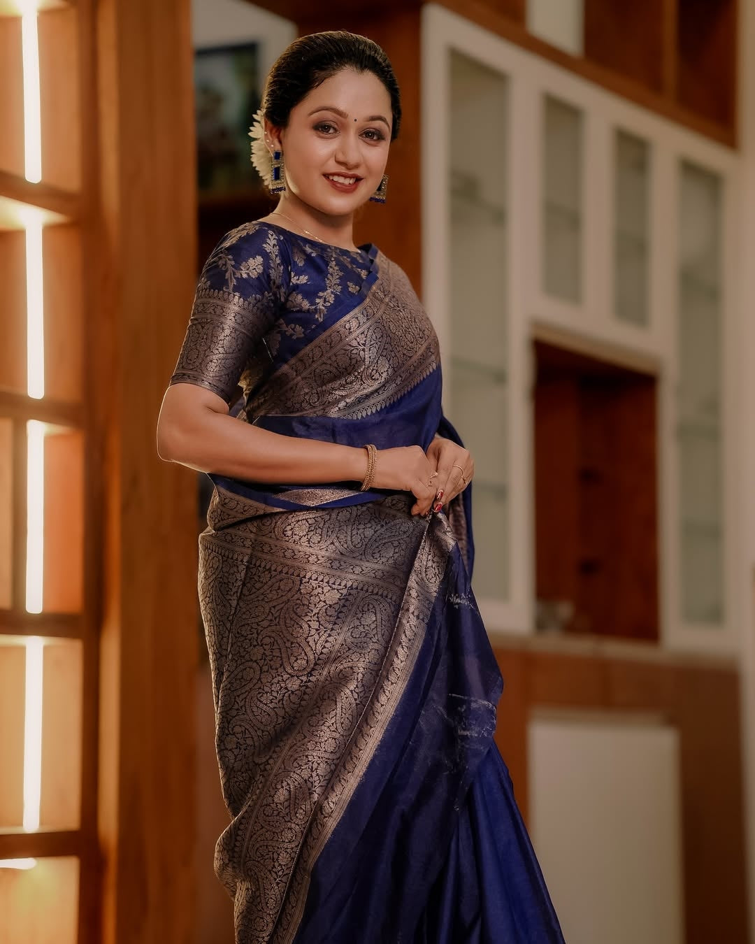 Ineffable Navy Blue Soft Silk Saree With Beguiling Blouse Piece