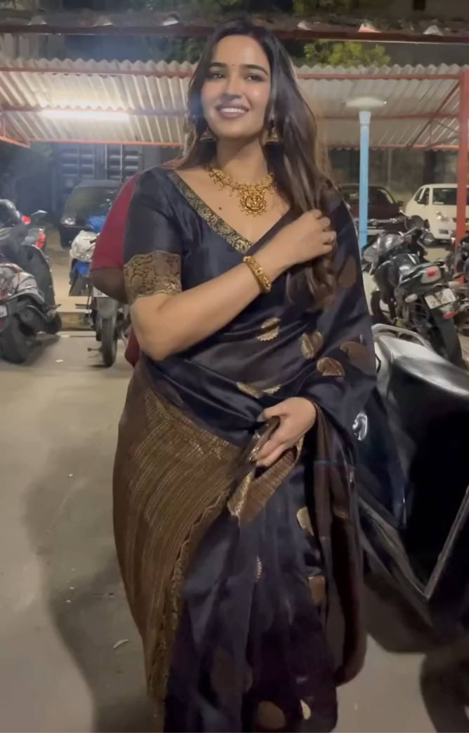 Quixotic Black Soft Silk Saree With Ravishing Blouse Piece