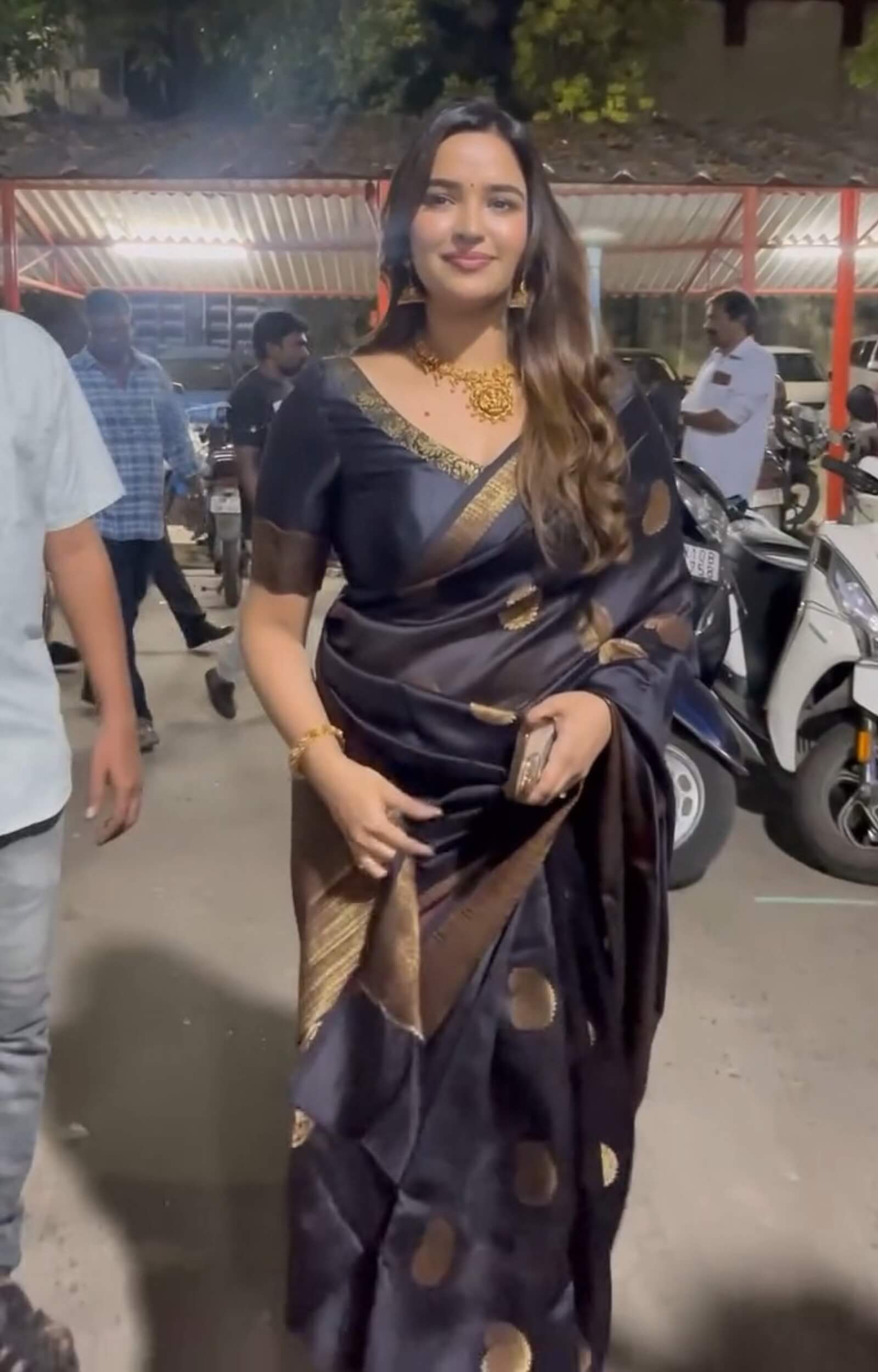 Quixotic Black Soft Silk Saree With Ravishing Blouse Piece