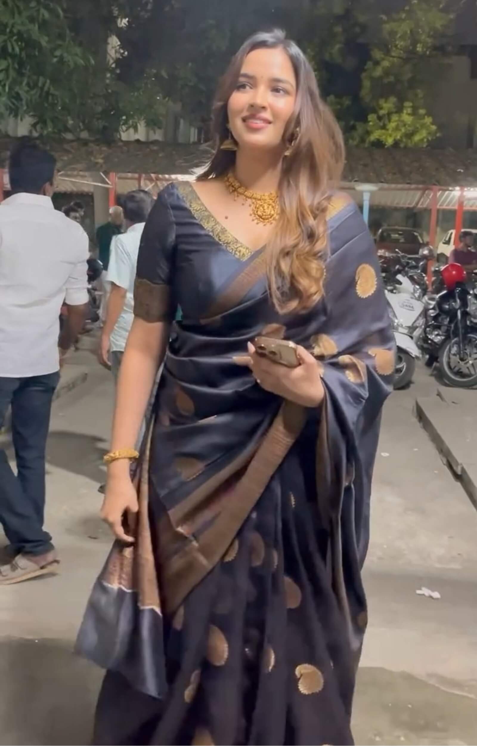 Quixotic Black Soft Silk Saree With Ravishing Blouse Piece