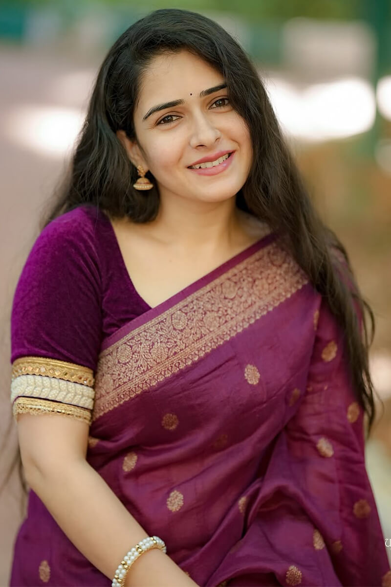 Gratifying Wine Soft Silk Saree With Enigmatic Blouse Piece