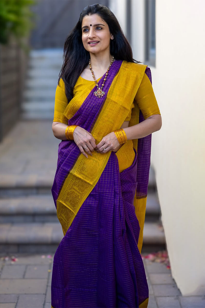 Gratifying Purple Soft Silk Saree With Lissome Blouse Piece