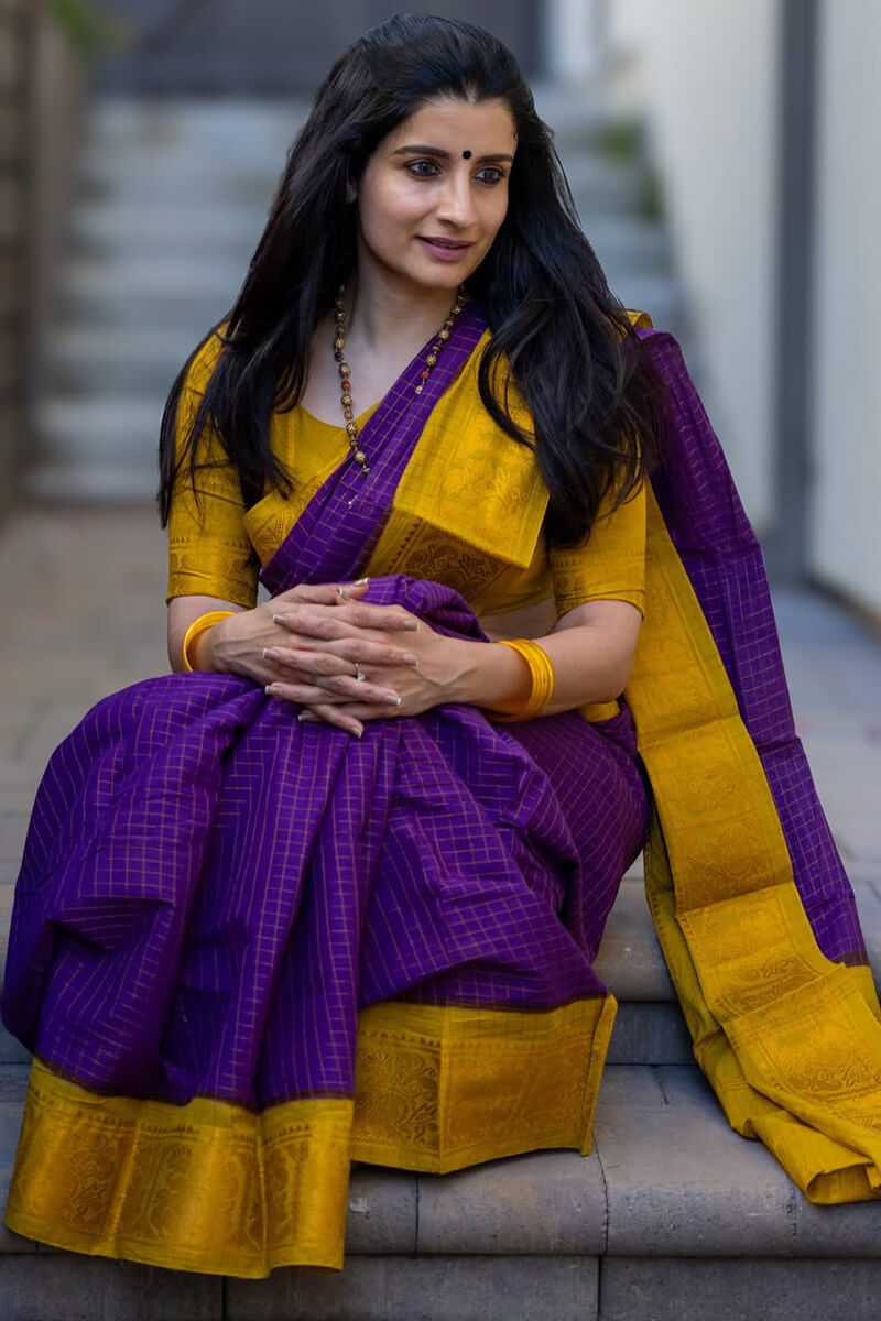 Gratifying Purple Soft Silk Saree With Lissome Blouse Piece