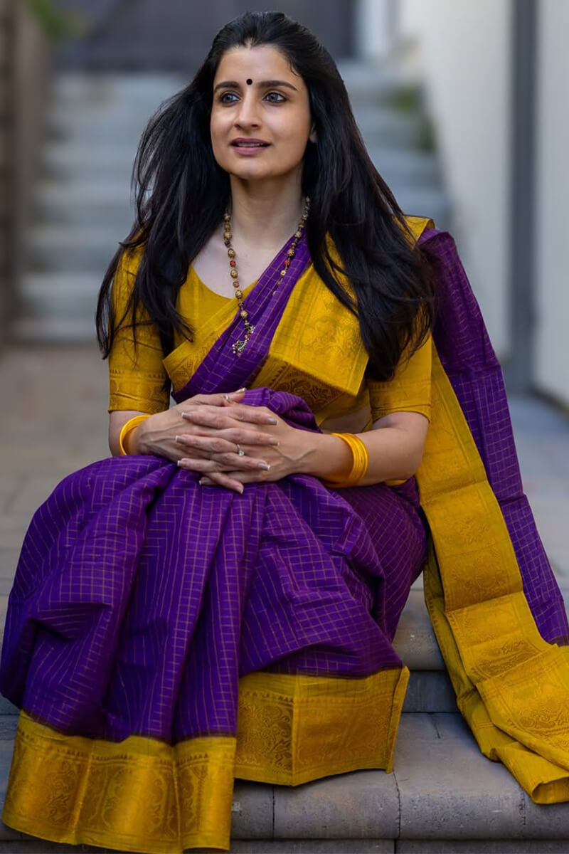 Gratifying Purple Soft Silk Saree With Lissome Blouse Piece