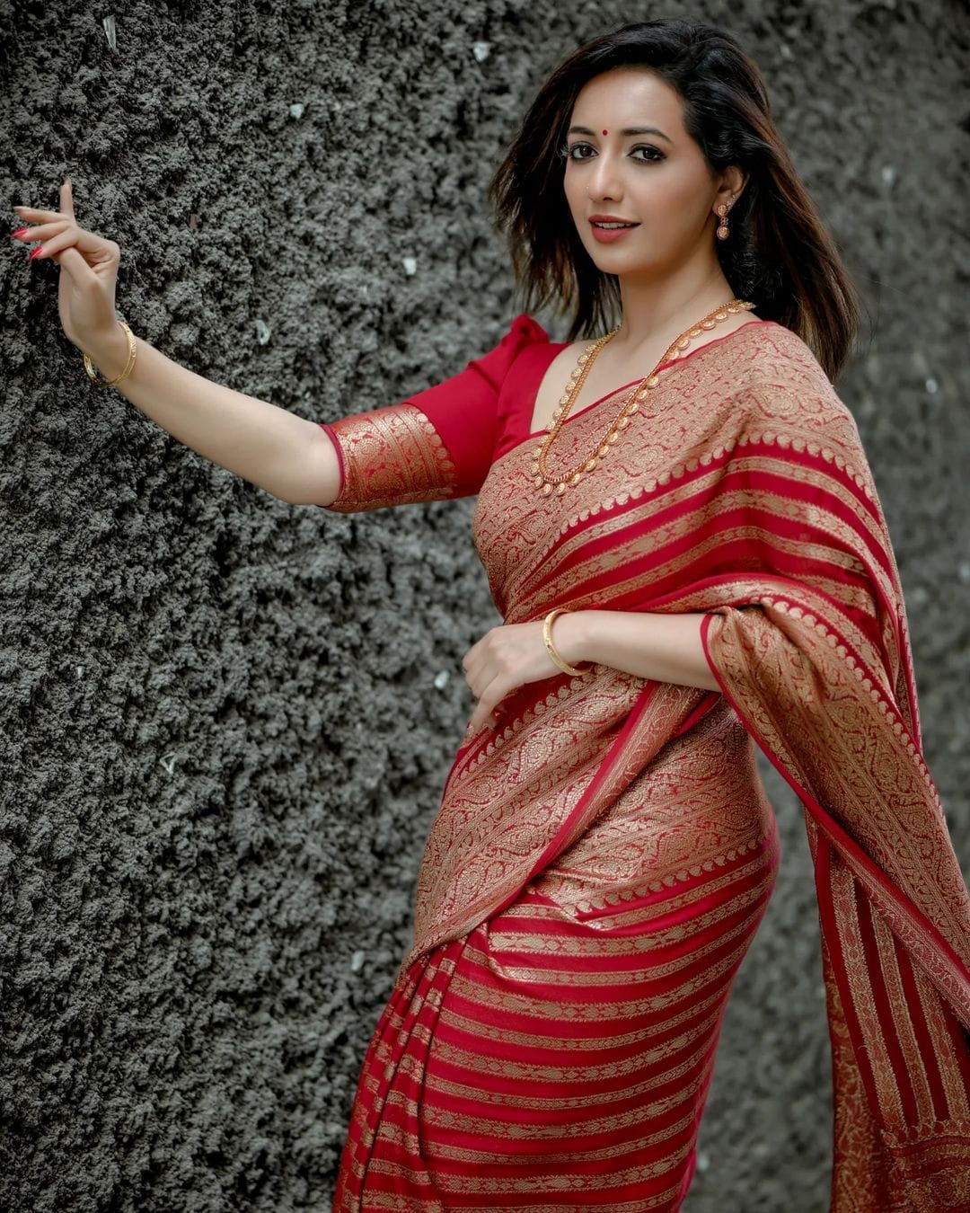 Intricate Red Soft Silk Saree With Capricious Blouse Piece